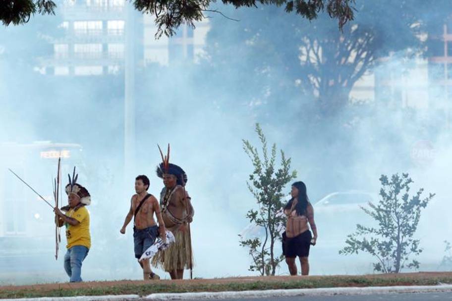 Tra i manifestanti, indigeni vestiti con abiti tradizionali. Ap